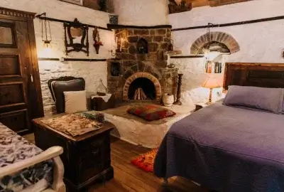 Şirince’de tepe yamacında taş evlerden oluşan Nişanyan Hotel; panoramik köy manzaralı teraslar, şömineli odalar ve bahçelerle butik konaklama